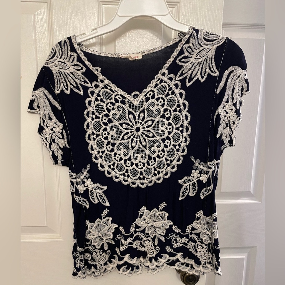 Solitaire navy blue embroidered v-neck top size M
